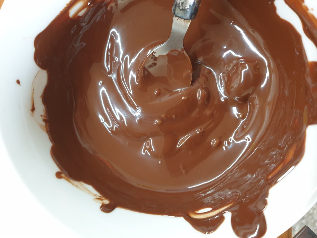 Chocolade strepen maken.