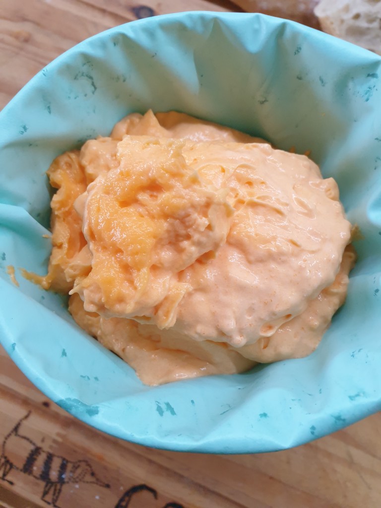 Ik doe de banketbakkersroom in een grote spuitzak zonder spuitmondje. Op deze manier kan ik de room goed over de twee lagen bladerdeeg van de mille feuille verdelen. Tompoezen hebben maar één laag, mille feuille hebben twee lagen.