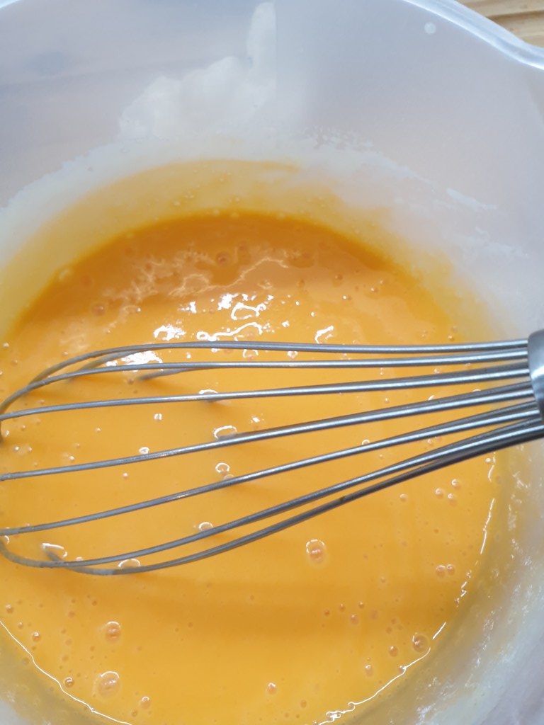 Banketbakkersroom is niet moeilijk om te maken. Met een paar druppels kleurstof kan je de kleur veranderen, ik koos voor oranje.