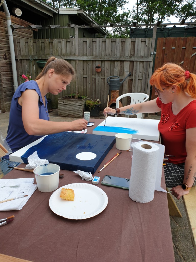 In onze rol als artistiek begeleiders faciliteren we niet alleen het schilderproces, maar zorgen we ook voor een inspirerende ervaring. Tijdens onze schildercursussen in het prachtige Bourgogne genieten cursisten van creatieve expressie, een gezellig fotohoekje en heerlijke lokale hapjes en drankjes, terwijl we samen kunst maken en verhalen delen.