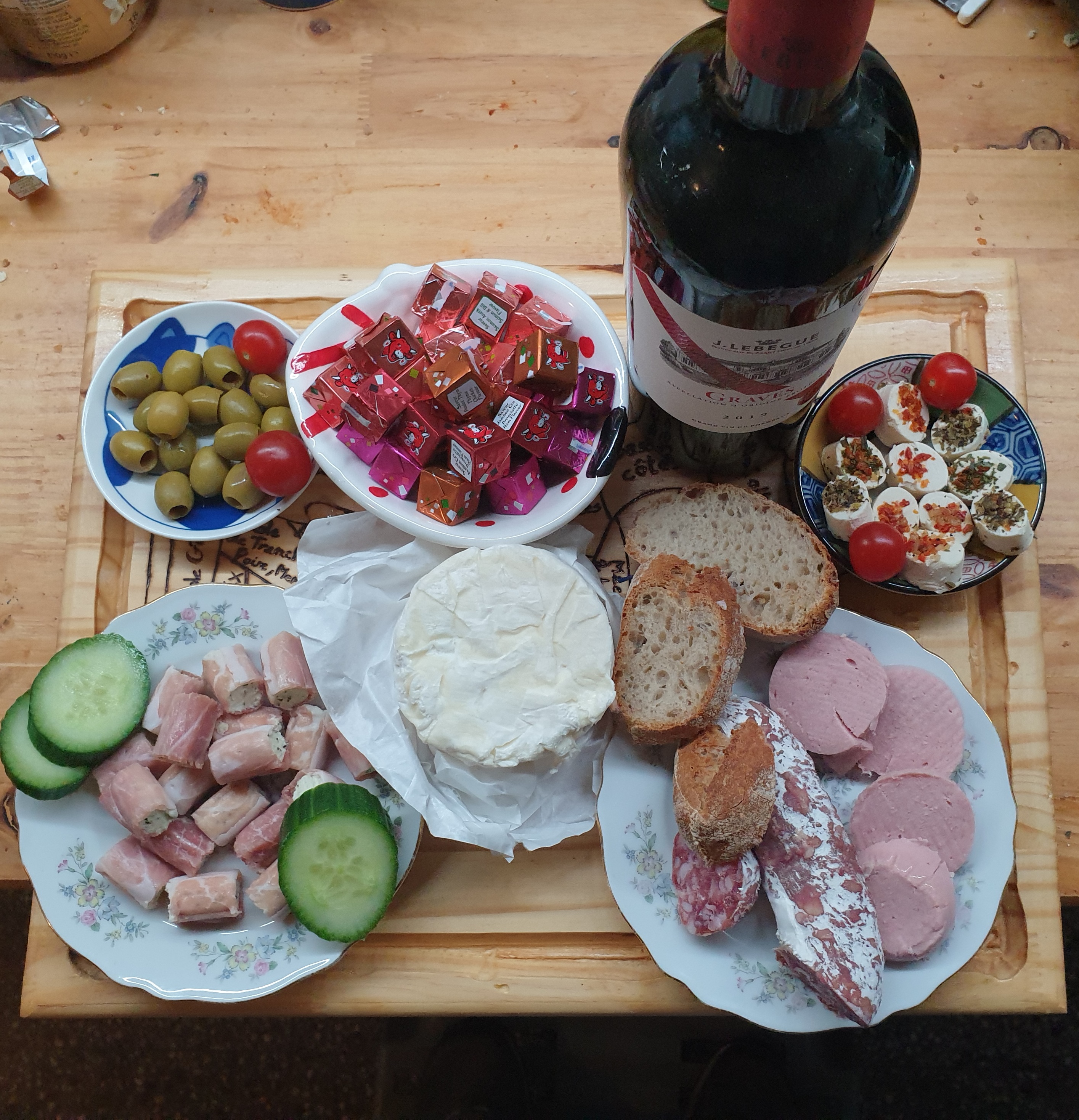 De apéro, een quintessentieel Frans ritueel, vermengt gezelligheid met culinaire eenvoud, waarbij vrienden en familie samenkomen over een selectie van drankjes en hapjes, symbolisch voor de Franse joie de vivre.