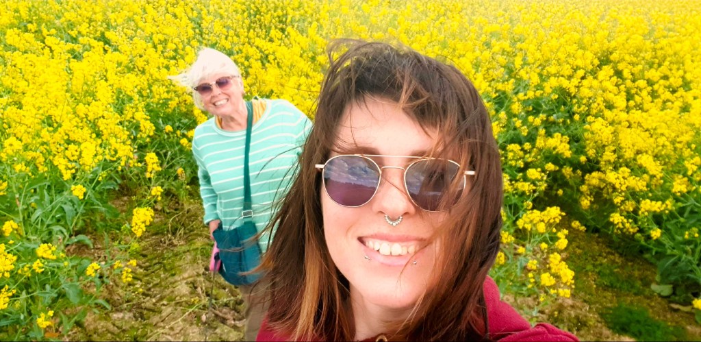 Wandelend tussen de koolzaadvelden van de Bourgogne, omringd door een zee van geel. Ondanks de dreigende wolken en frisse wind, was de bloemige geur van bloeiend koolzaad in de lucht zo lekker, moeilijk te beschrijven, dat moet je gewoon zelf ruiken.  Een perfecte wandeling, Scotty en Worff hadden minder oog voor de bloemenpracht, maar dat maakt niet uit, ze genoten wel van de lange wandeltocht.

