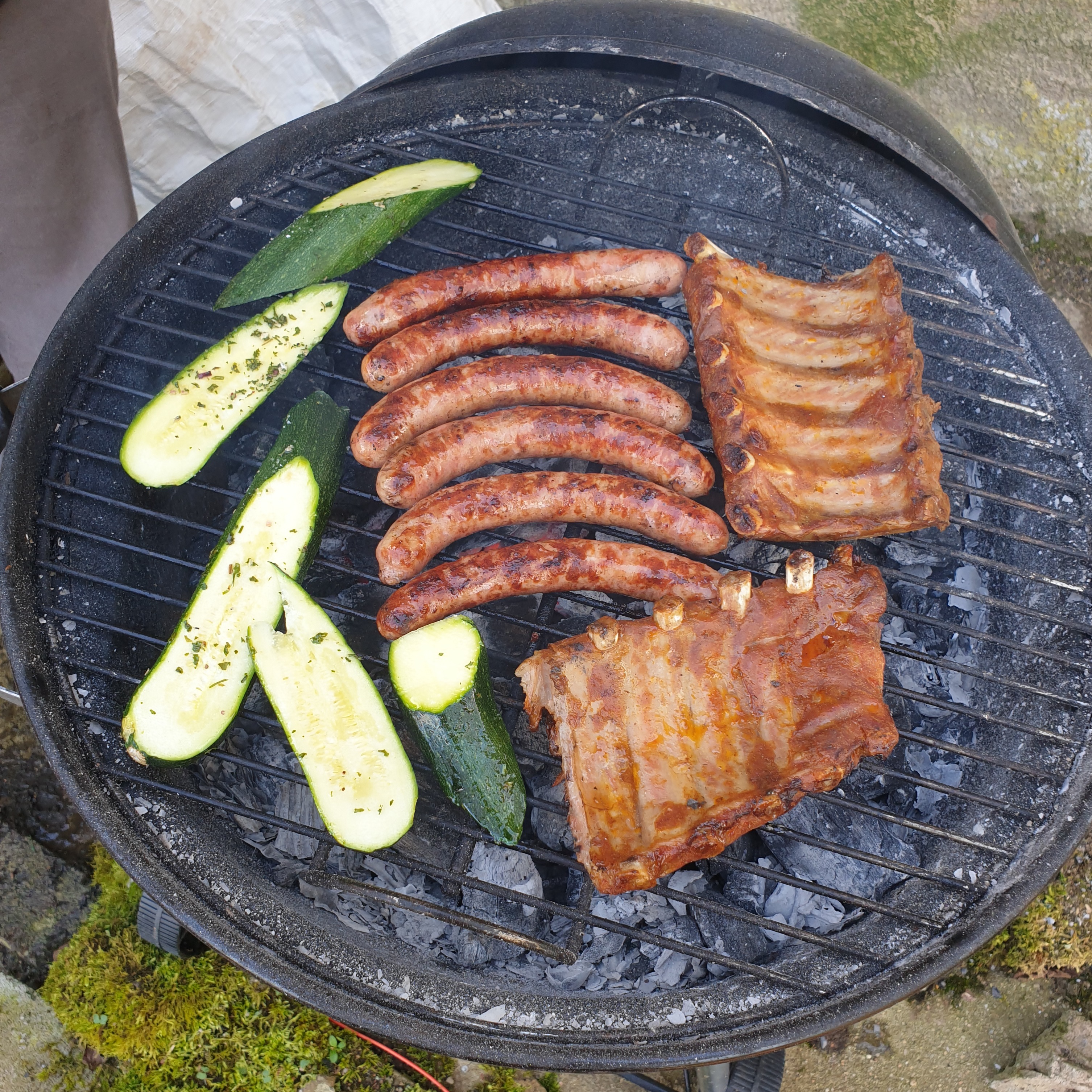 De Franse BBQ: Een feestelijke symfonie van geroosterde groenten, fruit, vlees, en vis, sierlijk bereid boven het vuur.