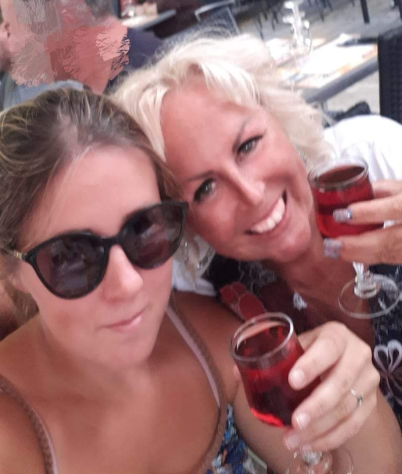 Discover the rich tradition of French wines and cheeses, a symbol of gastronomic finesse that embodies the essence of French culture. Let yourself be taken on a flavorful journey through the diverse regions, each with its unique wines and sublime cheeses.