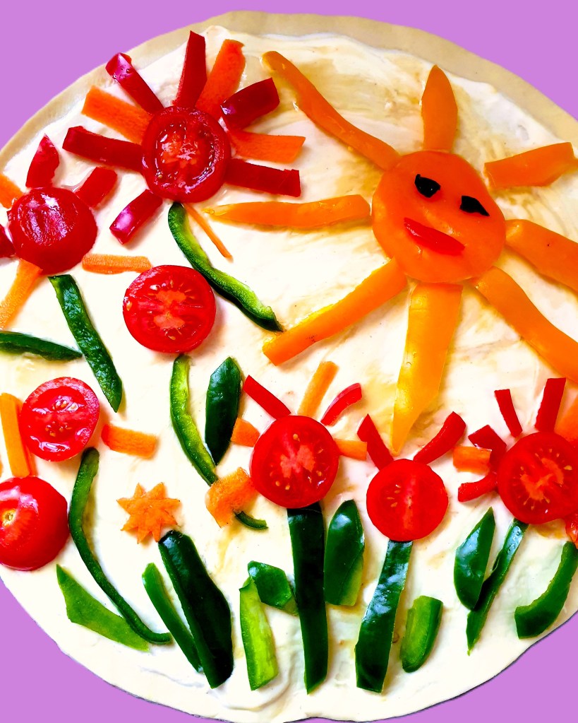 Laat deze zomerse paprika-zonnestraal taart je dag opfleuren met zijn kleurrijke bloemen van paprika en hartige accenten van courgette en kaas. Een perfecte traktatie om te genieten van de zomerse warmte in stijl!