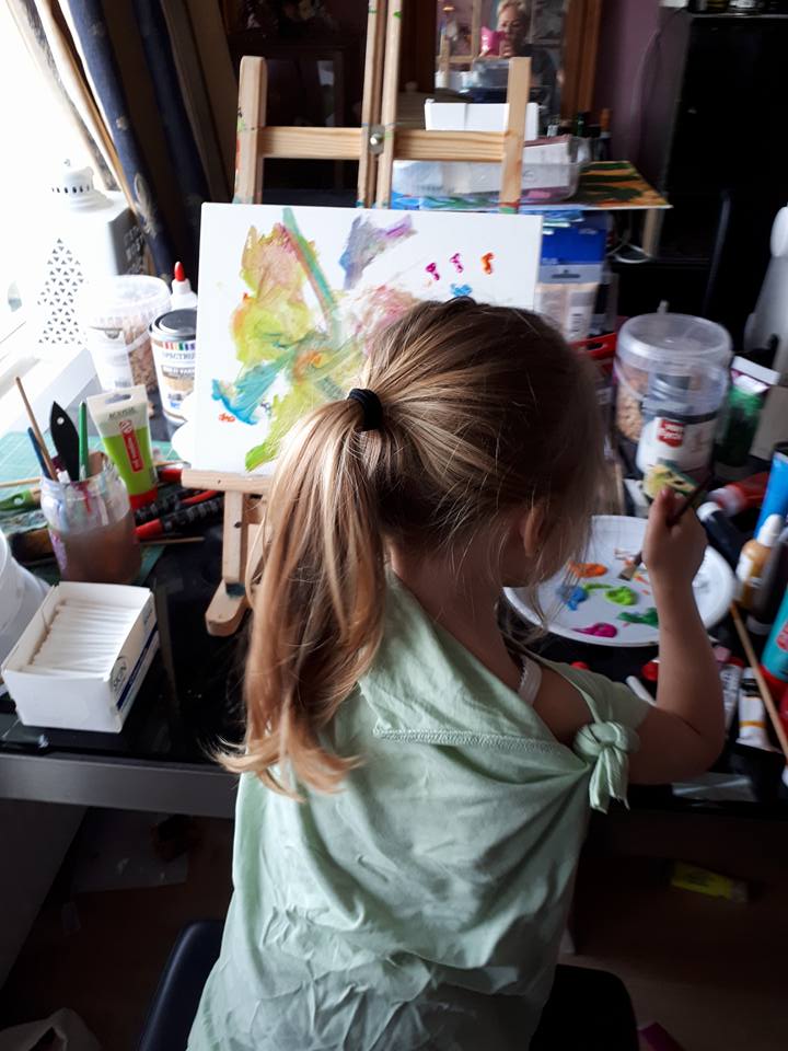 In onze rol als artistiek begeleiders faciliteren we niet alleen het schilderproces, maar zorgen we ook voor een inspirerende ervaring. Tijdens onze schildercursussen in het prachtige Bourgogne genieten cursisten van creatieve expressie, een gezellig fotohoekje en heerlijke lokale hapjes en drankjes, terwijl we samen kunst maken en verhalen delen.