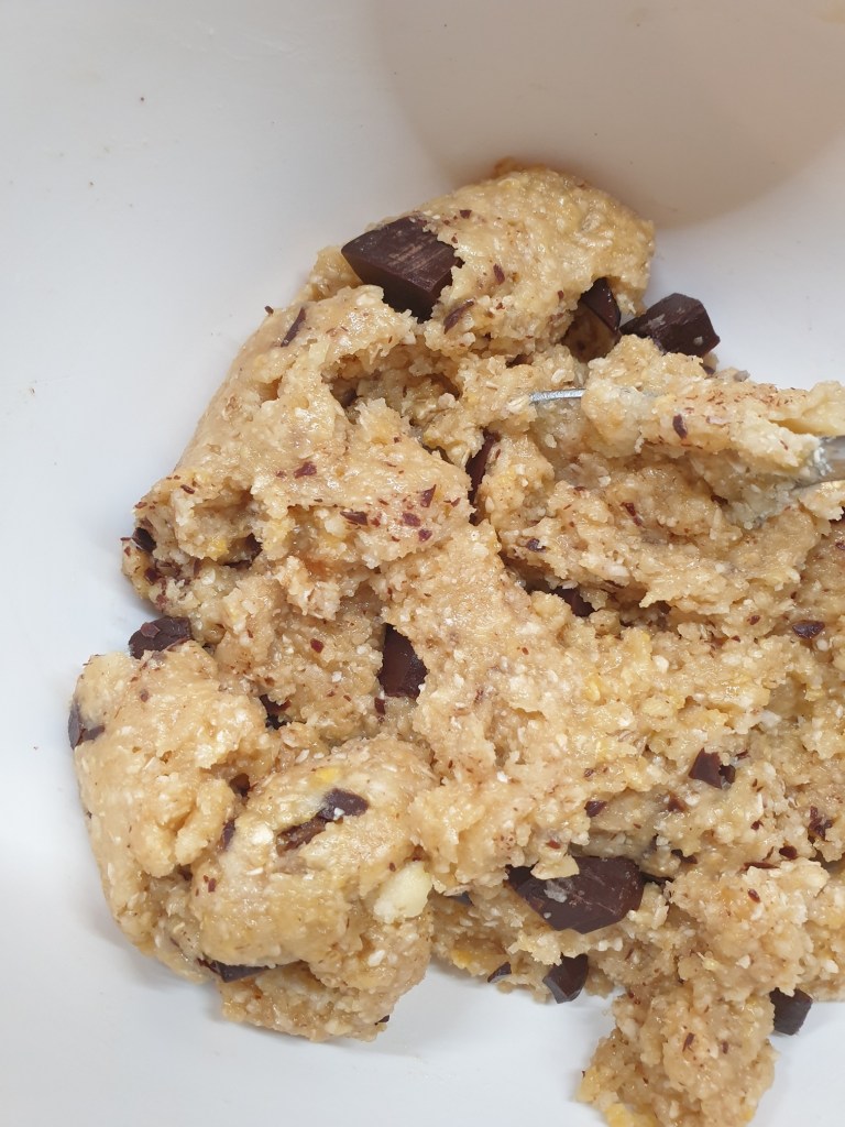 Deze havermoutkoekjes zijn verrassend eenvoudig te maken en smaken heerlijk. Hoewel ze wat suiker bevatten, zijn ze een betere keuze dan veel kant-en-klare koekjes uit de supermarkt. Met slechts een kleine hoeveelheid boter blijven ze toch lekker licht. Ik maal de havermout meestal fijn voor een gladdere textuur, maar als je een rustiek koekje wilt, kun je de havermout gewoon grof laten. De bereiding is simpel: meng de ingrediënten, vorm kleine balletjes ter grootte van een walnoot, en leg ze op een bakplaat met bakpapier of een siliconenmatje.