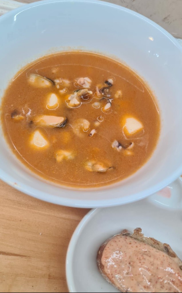 Bouillabaisse, een rijke Franse vissoep uit Marseille, combineert zeevruchten en vis in een geurige bouillon, gekruid met saffraan en geserveerd met rouille.