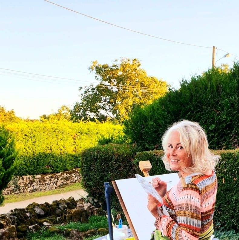 In onze rol als artistiek begeleiders faciliteren we niet alleen het schilderproces, maar zorgen we ook voor een inspirerende ervaring. Tijdens onze schildercursussen in het prachtige Bourgogne genieten cursisten van creatieve expressie, een gezellig fotohoekje en heerlijke lokale hapjes en drankjes, terwijl we samen kunst maken en verhalen delen.