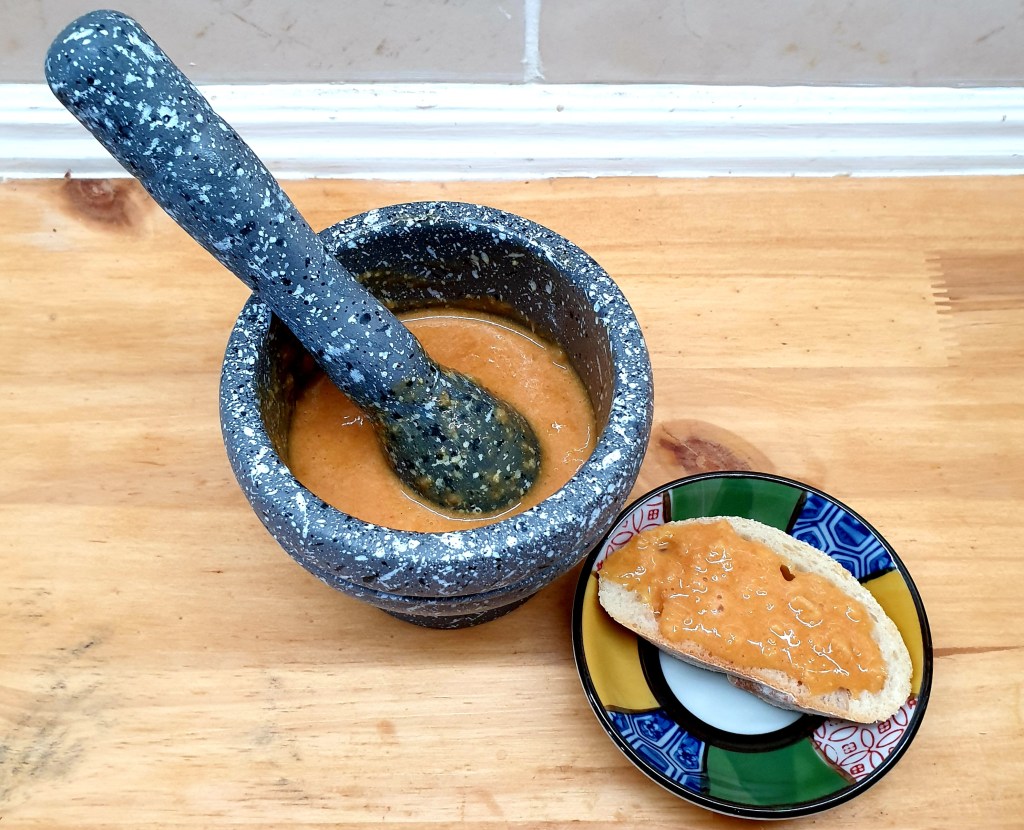Ontdek de magie van bouillabaisse, een schitterend visgerecht uit de Franse kustregio. Deze rijke soep combineert de frisse smaken van de zee met een aromatische bouillon en wordt geserveerd met een zijdezachte rouille, vol van knoflook en kruiden. Een culinaire reis die elke liefhebber van visgerechten moet ervaren.