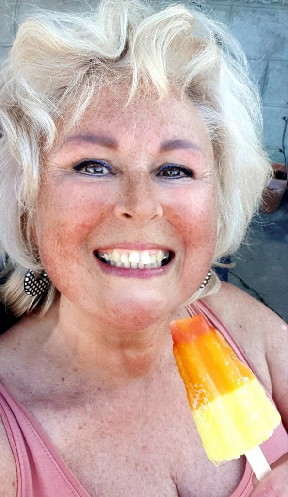 Ik ben dol op ijs; mijn absolute favoriet is authentiek Italiaans citroenijs, hoewel ik alle ijssoorten heerlijk vind. Zelf ijs maken is een fantastische bezigheid, en ik geniet er vaak van om mijn eigen creaties te bereiden.